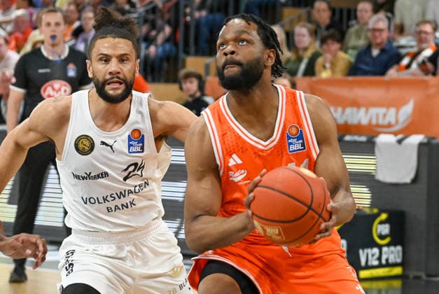 Lloyd Pandi RASTA Vechta, 41 on the ball against Kaza Kajami Keane Basketball Loewen Braunschweig, 24 RASTA Vechta vs Basketball Loewen Braunschweig, easyCredit Basketball Bundesliga, Matchday 31, Season 2025 2026, 24 04 2026, RASTA Vechta vs Basketball Loewen Braunschweig, easyCredit Basketball Bundesliga, Matchday 31, Season 2025 2026, 24 04 2026 Vechta Copyright: xEibner-Pressefoto RobertxGertzenx EP_RGN