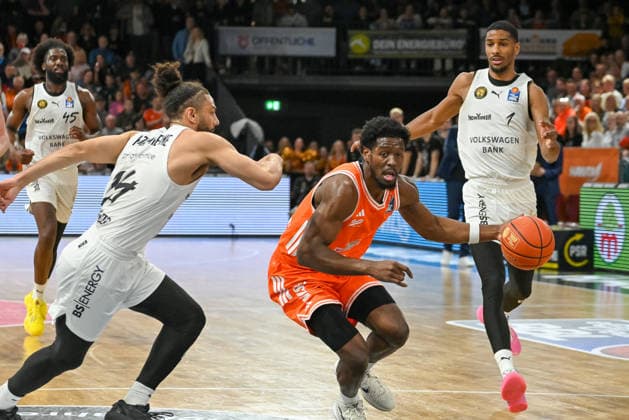 TJ Bamba RASTA Vechta, 05 vs Kaza Kajami Keane Basketball Loewen Braunschweig, 24 RASTA Vechta vs Basketball Loewen Braunschweig, easyCredit Basketball Bundesliga, 31 Matchday, Season 2025 2026, 24 04 2026, RASTA Vechta vs Basketball Loewen Braunschweig, easyCredit Basketball Bundesliga, 31 Matchday, Season 2025 2026, 24 04 2026 Vechta Copyright: xEibner-Pressefoto RobertxGertzenx EP_RGN