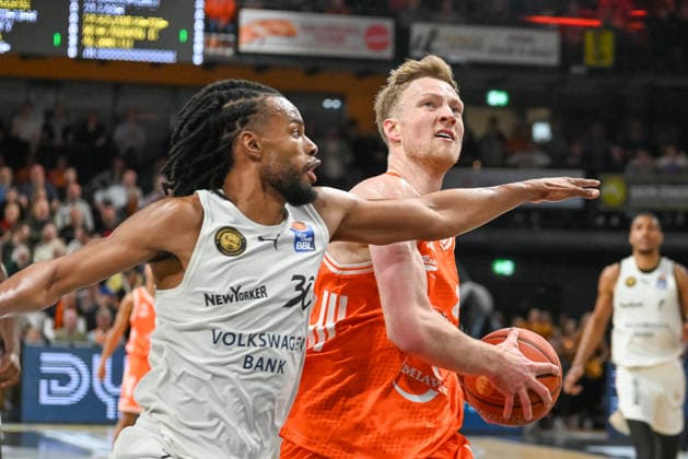 Lars Thiemann RASTA Vechta, 21 on the ball against Chip Flanigan Basketball Loewen Braunschweig, 30 RASTA Vechta vs Basketball Loewen Braunschweig, easyCredit Basketball Bundesliga, Matchday 31, Season 2025 2026, 24 04 2026, RASTA Vechta vs Basketball Loewen Braunschweig, easyCredit Basketball Bundesliga, Matchday 31, Season 2025 2026, 24 04 2026 Vechta Copyright: xEibner-Pressefoto RobertxGertzenx EP_RGN