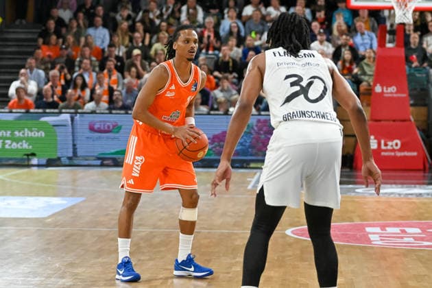 Alonzo Verge jr RASTA Vechta, 11 on the ball against Chip Flanigan Basketball Loewen Braunschweig, 30 RASTA Vechta vs Basketball Loewen Braunschweig, easyCredit Basketball Bundesliga, Matchday 31, Season 2025 2026, 24 04 2026, RASTA Vechta vs Basketball Loewen Braunschweig, easyCredit Basketball Bundesliga, Matchday 31, Season 2025 2026, 24 04 2026 Vechta Copyright: xEibner-Pressefoto RobertxGertzenx EP_RGN