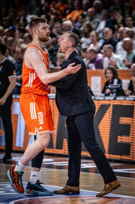 1 Basketball Bundesliga, easyCredit BBL, Season 2025 2026, Men, Main Round, Matchday 31, 24 04 2026, RASTA Vechta Löwen Braunschweig Christian Held Head Coach RASTA Vechta and Luc van Slooten 6 RASTA Vechta during the game Vechta RASTA Dome Lower Saxony Germany