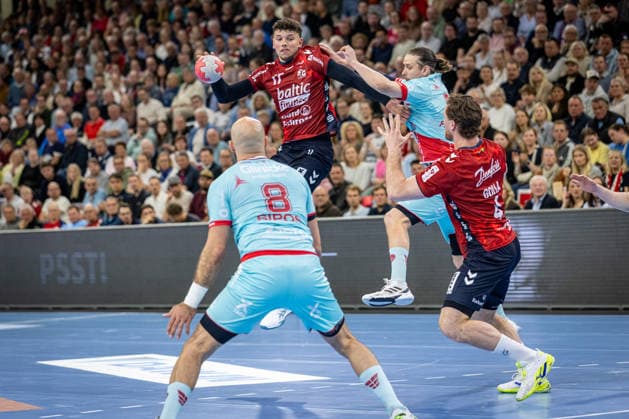 DAIKIN HBL SG Flensburg Handewitt vs MT Melsungen 24 04 26 Pass from Marko Grgic Nr 17, SG Flensburg Handewitt to Johannes Golla Nr 04, SG Flensburg Handewitt DAIKIN HBL SG Flensburg Handewitt vs MT Melsungen, GP JOULE Arena on 24 04 26 Copyright: xBEAUTIFULxSPORTS MarioxM.xKobergx