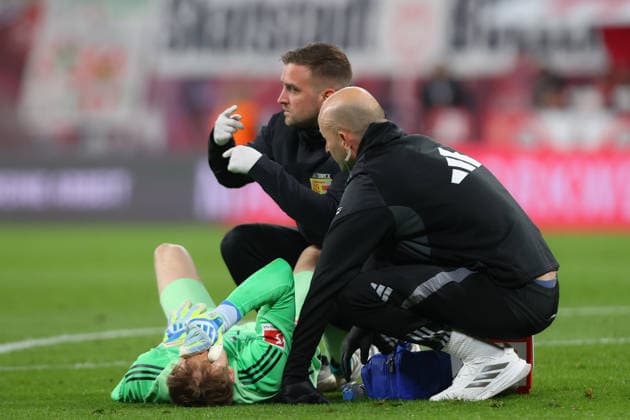 24.04.2026, xtgx, Fussball 1.Bundesliga, RB Leipzig - 1.FC Union Berlin v.l. Frederik Roennow (1. FC Union Berlin) verletzt, Verletzung, Schmerz, Schmerzen (DFL DFB REGULATIONS PROHIBIT ANY USE OF PHOTOGRAPHS as IMAGE SEQUENCES and or QUASI-VIDEO) Leipzig *** 24 04 2026, xtgx, Fußball 1 Bundesliga, RB Leipzig 1 FC Union Berlin v l Frederik Roennow 1 FC Union Berlin verletzt, Verletzung, Schmerz, Schmerzen DFL DFB REGULATIONS PROHIBIT ANY USE OF PHOTOGRAPHS as IMAGE SEQUENCES and or QUASI VIDEO Leipzig