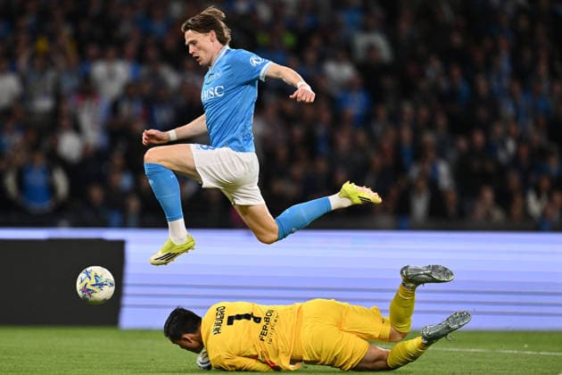 Dc Napoli 24 04 2026 - campionato di calcio serie A Napoli-Cremonese foto Domenico Cippitelli Image nella foto: Scott McTominay-Emil Audero 