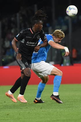 Rasmus Hojlund of SSC Napoli competes for the ball with Warren Bondo of US.Cremonese during the Serie A Enelive match between SSC Napoli vs US Cremonese at Diego Armando Maradona Stadium  Copyright: xAgostinoxGemito IPAxSportx xipa-agency.netx xx IPA_74202762 IPA_Agency_IPA74202762
