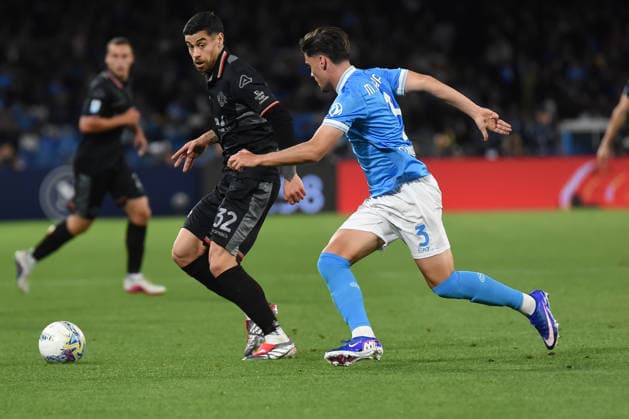 Miguel Gutierrez of SSC Napoli competes for the ball with Martin Payero of US.Cremonese during the Serie A Enelive match between SSC Napoli vs US Cremonese at Diego Armando Maradona Stadium  Copyright: xAgostinoxGemito IPAxSportx xipa-agency.netx xx IPA_74202766 IPA_Agency_IPA74202766