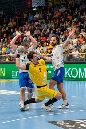 Hagen, Germany 24 April 2026 2 Handball Bundesliga 2025 2026 Sp 29 VfL Eintracht Hagen vs Dessau Roßlauer HV In the picture Tilman Pröhl Proehl VfL throwing a goal Ischelandhalle Nordrhein Westfalen Copyright: xFotostandx xKruczynskix