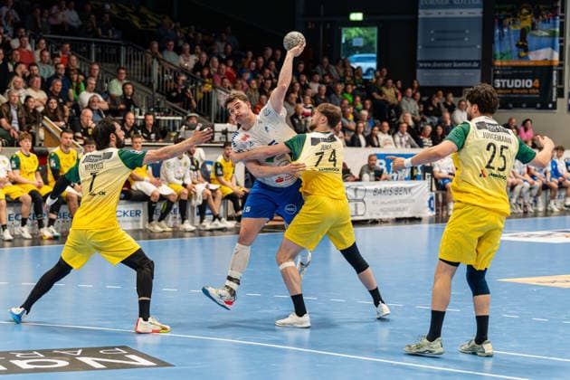 Hagen, Germany 24 April 2026 2 Handball Bundesliga 2025 2026 Sp 29 VfL Eintracht Hagen v Dessau Roßlauer HV Pictured from left in a duel Pouya Norouzi VfL , Marcel Nowak DRHV and Josip Jukic VfL Ischelandhalle Nordrhein Westfalen Copyright: xFotostandx xKruczynskix