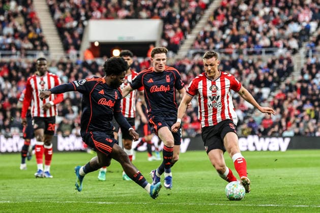 Premier League: Sunderland v Nottingham Forest Daniel Ballard of Sunderland breaks with the ball under pressure from Ola Aina of Nottingham Forest during the Premier League match Sunderland vs Nottingham Forest at Stadium Of Light, Sunderland, United Kingdom on 24 April 2026 (Photo by Alfie Cosgrove News Images) Sunderland Stadium Of Light Tyne and Wear United Kingdom Copyright: xAlfiexCosgrove NewsxImagesx