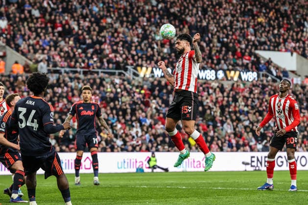 Premier League: Sunderland v Nottingham Forest Omar Alderete of Sunderland heads on goal during the Premier League match Sunderland vs Nottingham Forest at Stadium Of Light, Sunderland, United Kingdom on 24 April 2026 (Photo by Alfie Cosgrove News Images) Sunderland Stadium Of Light Tyne and Wear United Kingdom Copyright: xAlfiexCosgrove NewsxImagesx