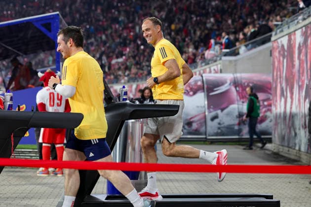 Aufsichtsratsvorsitzender Oliver Mintzlaff (RB Leipzig) laeuft waehrend des Spiels fuer den guten Zweck auf einem Laufband und lacht, Bundesliga, RB Leipzig v 1. FC Union Berlin, Red Bull Arena am 24. April 2026 in Leipzig, Deutschland. (Foto von Marco Steinbrenner DeFodi Images) Aufsichtsratsvorsitzender Oliver Mintzlaff (RB Leipzig) runs on a treadmill for charity during the match and laughs, Bundesliga, RB Leipzig v 1. FC Union Berlin, Red Bull Arena, April 24, 2026 in Leipzig, Germany. (Photo by Marco Steinbrenner DeFodi Images) DFL regulations prohibit any use of photographs as image sequences and or quasi-video. - *** Chairman of the Supervisory Board Oliver Mintzlaff RB Leipzig runs on a treadmill for charity during the match and laughs, Bundesliga, RB Leipzig v 1 FC Union Berlin, Red Bull Arena, April 24, 2026 in Leipzig, Germany Photo by Marco Steinbrenner DeFodi Images Chairman of the Supervisory Board Oliver Mintzlaff RB Leipzig runs on a treadmill for charity during the match and laughs, Bundesliga, RB Leipzig v 1 FC Union Berlin, Red Bull Arena, April 24, 2026 in Leipzig, Germany Photo by Marco Steinbrenner DeFodi Images DFL regulations prohibit any use of photographs as image sequences and or quasi video