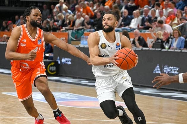 Kaza Kajami Keane Basketball Loewen Braunschweig, 24 am Bal against Lloy Pandi RASTA Vechta, 41 RASTA Vechta vs Basketball Loewen Braunschweig, easyCredit Basketball Bundesliga, 31 Matchday, Season 2025 2026, 24 04 2026, RASTA Vechta vs Basketball Loewen Braunschweig, easyCredit Basketball Bundesliga, 31 Matchday, Season 2025 2026, 24 04 2026 Vechta Copyright: xEibner-Pressefoto RobertxGertzenx EP_RGN