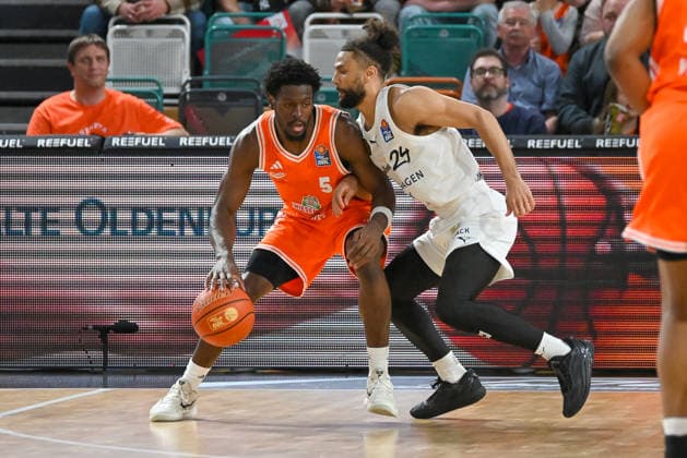 TJ Bamba RASTA Vechta, 05 on the ball against Kaza Kajami Keane Basketball Loewen Braunschweig, 24 RASTA Vechta vs Basketball Loewen Braunschweig, easyCredit Basketball Bundesliga, 31 Matchday, Season 2025 2026, 24 04 2026, RASTA Vechta vs Basketball Loewen Braunschweig, easyCredit Basketball Bundesliga, 31 Matchday, Season 2025 2026, 24 04 2026 Vechta Copyright: xEibner-Pressefoto RobertxGertzenx EP_RGN