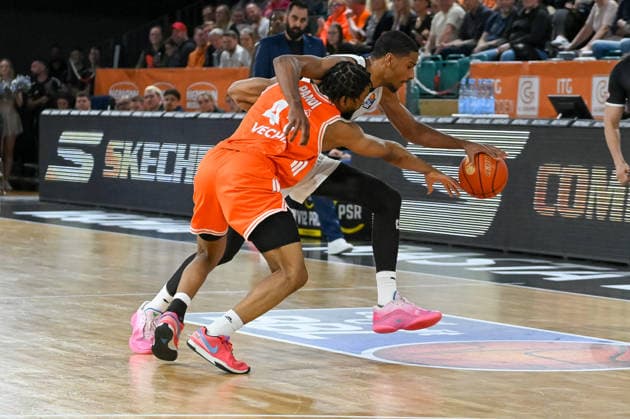 David Nguessan Basketball Loewen Braunschweig, 01 on the ball against Lloyd Pandi RASTA Vechta, 41 RASTA Vechta vs Basketball Loewen Braunschweig, easyCredit Basketball Bundesliga, Matchday 31, Season 2025 2026, 24 04 2026, RASTA Vechta vs Basketball Loewen Braunschweig, easyCredit Basketball Bundesliga, Matchday 31, Season 2025 2026, 24 04 2026 Vechta Copyright: xEibner-Pressefoto RobertxGertzenx EP_RGN