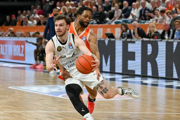 Ferdinand Zylka Basketball Loewen Braunschweig, 06 on the ball against Lloyd Pandi RASTA Vechta, 41 RASTA Vechta vs Basketball Loewen Braunschweig, easyCredit Basketball Bundesliga, Matchday 31, Season 2025 2026, 24 04 2026, RASTA Vechta vs Basketball Loewen Braunschweig, easyCredit Basketball Bundesliga, Matchday 31, Season 2025 2026, 24 04 2026 Vechta Copyright: xEibner-Pressefoto RobertxGertzenx EP_RGN