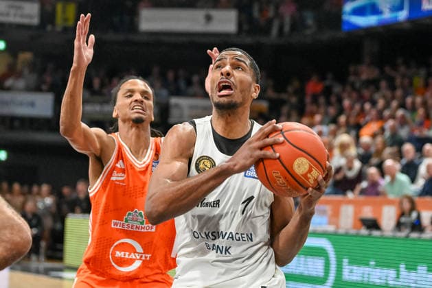 David Nguessan Basketball Loewen Braunschweig, 01 on the ball against Alonzo Verge jr RASTA Vechta, 11 RASTA Vechta vs Basketball Loewen Braunschweig, easyCredit Basketball Bundesliga, Matchday 31, Season 2025 2026, 24 04 2026, RASTA Vechta vs Basketball Loewen Braunschweig, easyCredit Basketball Bundesliga, Matchday 31, Season 2025 2026, 24 04 2026 Vechta Copyright: xEibner-Pressefoto RobertxGertzenx EP_RGN