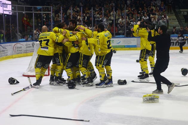 Eishockey l I Herren I Saison 2025 2026 I DEL 2 I Finale Spiel 4 I Kassel Huskies - Krefeld Pinguine I 24.04.2026 Jubel bein den Krefeld Pinguine nach dem Sieg und Meisterschaft in Kassel Kassel Probonia Arena Hessen Deutschland *** Ice Hockey l I Men I Season 2025 2026 I DEL 2 I Final Game 4 I Kassel Huskies Krefeld Pinguine I 24 04 2026 Cheering at the Krefeld Pinguine after the victory and championship in Kassel Kassel Probonia Arena Hessen Germany Copyright: xLobeca RalfxHomburgx