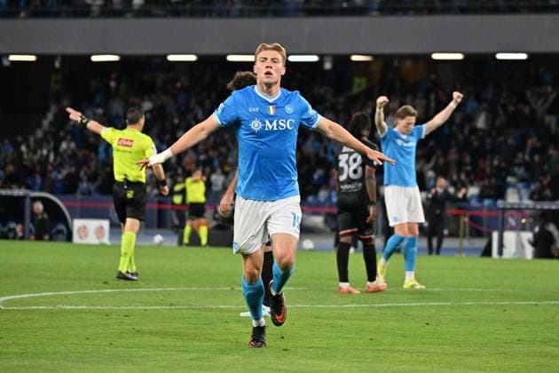 Foto IPP Felice De Martino Napoli 24 04 2026 Calcio Campionato serie A 2025-2026 Napoli - Cremonese Nella foto: Rasmus Hojlund festeggia dopo il gol - autogol del 2-0 Italy Photo Press World Copyright Napoli italy Italia ITALY  Copyright: xR4924_italyphotopressx