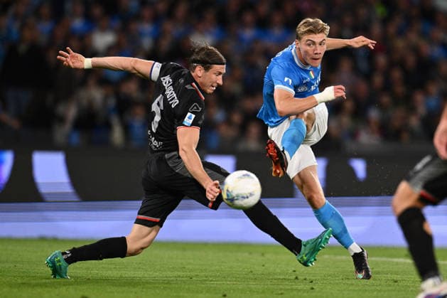 CALCIO - Serie A - SSC Napoli vs US Cremonese Rasmus Hojlund of S.S.C. Napoli and Federico Baschirotto of U.S. Cremonese are in action during the 34th day of the Serie A Championship between S.S.C. Napoli and U.S. Cremonese at the Diego Armando Maradona Stadium on April 24, 2026 in Naples, Italy. Naples Italy  Copyright: xIPAxSport ABACAx