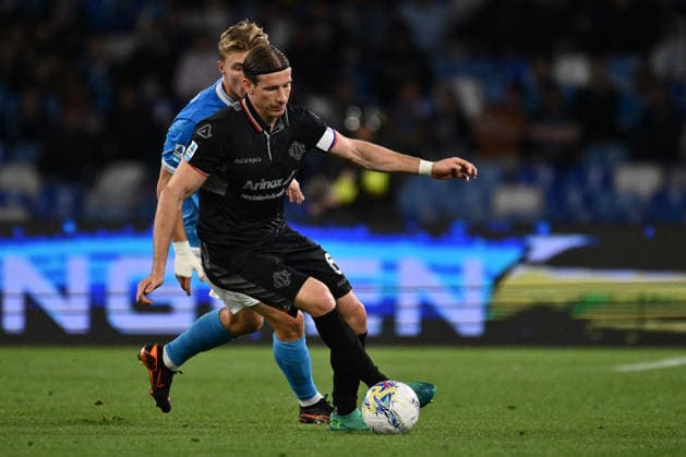 CALCIO - Serie A - SSC Napoli vs US Cremonese Rasmus Hojlund of S.S.C. Napoli and Federico Baschirotto of U.S. Cremonese are in action during the 34th day of the Serie A Championship between S.S.C. Napoli and U.S. Cremonese at the Diego Armando Maradona Stadium on April 24, 2026 in Naples, Italy. Naples Italy  Copyright: xIPAxSport ABACAx