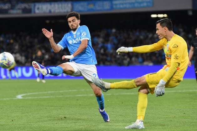 CALCIO - Serie A - SSC Napoli vs US Cremonese Antonio Vergara of SSC Napoli competes for the ball with Emil Audero of US.Cremonese during the Serie A Enelive match between SSC Napoli vs US Cremonese at Diego Armando Maradona Stadium Naples Italy  Copyright: xIPAxSport ABACAx
