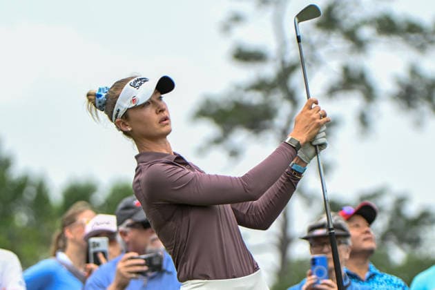 HOUSTON, TX - APRIL 24: Nelly Korda (USA) twirls her club at the end of her tee shot on 9 during the second round of The Chevron Championship on April 24, 2026, at Memorial Park Golf Course in Houston, Texas. (Photo by Ken Murray Icon Sportswire) GOLF: APR 24 LPGA, Golf Damen The Chevron Championship EDITORIAL USE ONLY Icon2604240282