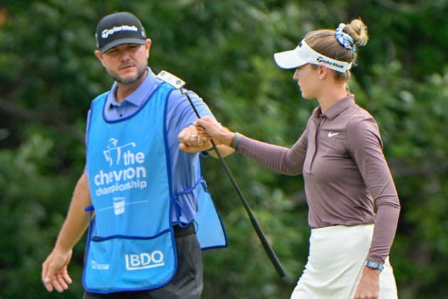 HOUSTON, TX - APRIL 24: Nelly Korda (USA) fist bumps her caddie after sinking her birdie putt on 9 during the second round of The Chevron Championship on April 24, 2026, at Memorial Park Golf Course in Houston, Texas. (Photo by Ken Murray Icon Sportswire) GOLF: APR 24 LPGA, Golf Damen The Chevron Championship EDITORIAL USE ONLY Icon2604240302