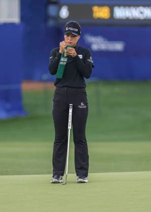 HOUSTON, TX - APRIL 23: Ina Yoon (KOR) studies her notes on 18 green during the first round of The Chevron Championship on April 23, 2026 at Memorial Park Golf Course in Houston, Texas. (Photo by Leslie Plaza Johnson Icon Sportswire) GOLF: APR 23 LPGA, Golf Damen The Chevron Championship EDITORIAL USE ONLY Icon2604231211