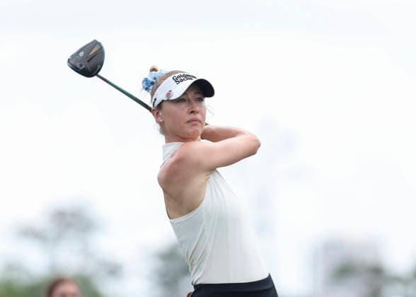 HOUSTON, TX - APRIL 23: Nelly Korda (USA) watches her tee shot at 1 during the first round of The Chevron Championship on April 23, 2026 at Memorial Park Golf Course in Houston, Texas. (Photo by Leslie Plaza Johnson Icon Sportswire) GOLF: APR 23 LPGA, Golf Damen The Chevron Championship EDITORIAL USE ONLY Icon2604230181