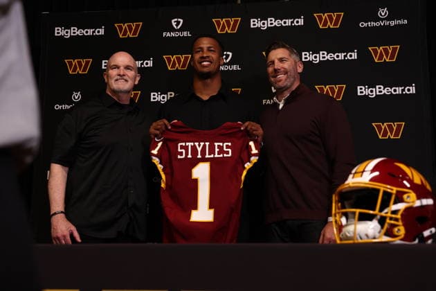 NFL, American Football Herren, USA Washington Commanders press conference, PK, Pressekonferenz Ashburn,VA. USA; Washington Commanders head coach Dan Quinn, first round draft pick linebacker Sonny Styles, and general manager Adam Peters pose for a photo during a Press Conference on Friday, April 24, 2026. (Steve Prakope Image of Ashburn Virginia United States EDITORIAL USE ONLY Copyright: xImagexofxSportx StevexPrakopex iosphotos407326