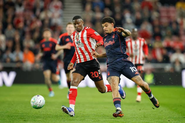 Sunderland v Nottingham Forest, Premier League Nordi Mukiele of Sunderland closes down Morgan Gibbs-White of Nottingham Forest during the Sunderland v Nottingham Forest Premier League match at the Stadium of Light, Sunderland, England on 24 April 2026 Credit: Craig Cowan Every Second Media Editorial use only. All images are copyright Every Second Media Limited. No images may be reproduced without prior permission. All rights reserved. Premier League and Football League images are subject to licensing agreements with Football DataCo Limited. see https: www.football-dataco.com Copyright: xIMAGO EveryxSecondxMediax ESM-1940-0157 CraigxCowanx xEveryxSecondxMediax