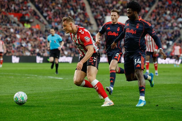 Sunderland v Nottingham Forest, Premier League Daniel Ballard of Sunderland beats Ola Aina of Nottingham Forest during the Sunderland v Nottingham Forest Premier League match at the Stadium of Light, Sunderland, England on 24 April 2026 Credit: Craig Cowan Every Second Media Editorial use only. All images are copyright Every Second Media Limited. No images may be reproduced without prior permission. All rights reserved. Premier League and Football League images are subject to licensing agreements with Football DataCo Limited. see https: www.football-dataco.com Copyright: xIMAGO EveryxSecondxMediax ESM-1940-0179 CraigxCowanx xEveryxSecondxMediax