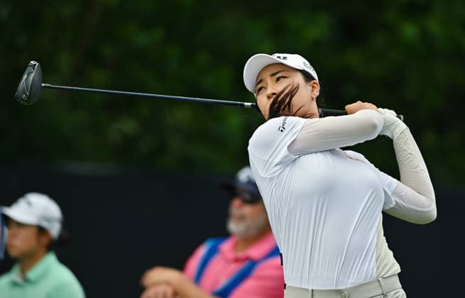 HOUSTON, TX - APRIL 24: Ina Yoon tees off on the thirteenth hole during the second round of The Chevron Championship on Friday, April 24, 2026 at Memorial Park Golf Course in Houston, TX. (Photo by Austin McAfee Icon Sportswire) GOLF: APR 24 LPGA, Golf Damen The Chevron Championship EDITORIAL USE ONLY Icon260424003