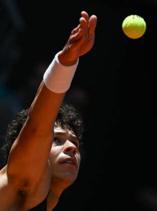 (260425) -- MADRID, April 25, 2026 -- Ben Shelton serves during the men s singles round of 64 match between Dino Prizmic of Croatia and Ben Shelton of the United States at the 2026 Madrid Open tennis tournament in Madrid, Spain, on April 24, 2026. ) (SP)SPAIN-MADRID-TENNIS-MADRID OPEN-MEN S SINGLES ChengxMin 