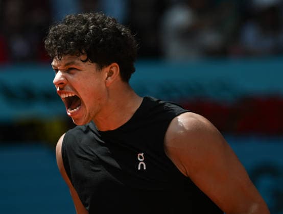 (260425) -- MADRID, April 25, 2026 -- Ben Shelton celebrates a point during the men s singles round of 64 match between Dino Prizmic of Croatia and Ben Shelton of the United States at the 2026 Madrid Open tennis tournament in Madrid, Spain, on April 24, 2026. ) (SP)SPAIN-MADRID-TENNIS-MADRID OPEN-MEN S SINGLES ChengxMin 