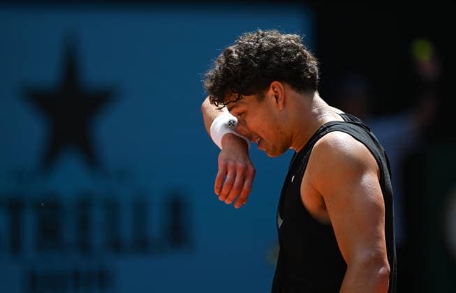 (260425) -- MADRID, April 25, 2026 -- Ben Shelton reacts during the men s singles round of 64 match between Dino Prizmic of Croatia and Ben Shelton of the United States at the 2026 Madrid Open tennis tournament in Madrid, Spain, on April 24, 2026. ) (SP)SPAIN-MADRID-TENNIS-MADRID OPEN-MEN S SINGLES ChengxMin 