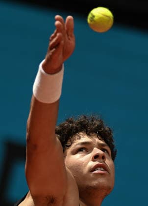 (260425) -- MADRID, April 25, 2026 -- Ben Shelton serves during the men s singles round of 64 match between Dino Prizmic of Croatia and Ben Shelton of the United States at the 2026 Madrid Open tennis tournament in Madrid, Spain, on April 24, 2026. ) (SP)SPAIN-MADRID-TENNIS-MADRID OPEN-MEN S SINGLES ChengxMin 
