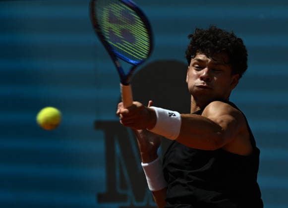 (260425) -- MADRID, April 25, 2026 -- Ben Shelton hits a return during the men s singles round of 64 match between Dino Prizmic of Croatia and Ben Shelton of the United States at the 2026 Madrid Open tennis tournament in Madrid, Spain, on April 24, 2026. ) (SP)SPAIN-MADRID-TENNIS-MADRID OPEN-MEN S SINGLES ChengxMin 
