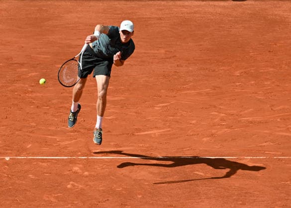 (260425) -- MADRID, April 25, 2026 -- Jannik Sinner of Italy serves during the men s singles round of 64 match between Jannik Sinner of Italy and Benjamin Bonzi of France in Madrid, Spain, on April 24, 2026. ) (SP)SPAIN-MADRID-TENNIS-MADRID OPEN-MEN S SINGLES ChengxMin 