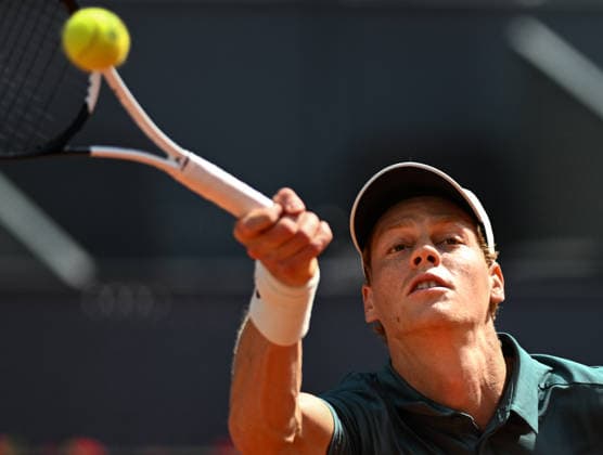 (260425) -- MADRID, April 25, 2026 -- Jannik Sinner of Italy hits a return during the men s singles round of 64 match between Jannik Sinner of Italy and Benjamin Bonzi of France in Madrid, Spain, on April 24, 2026. ) (SP)SPAIN-MADRID-TENNIS-MADRID OPEN-MEN S SINGLES ChengxMin 