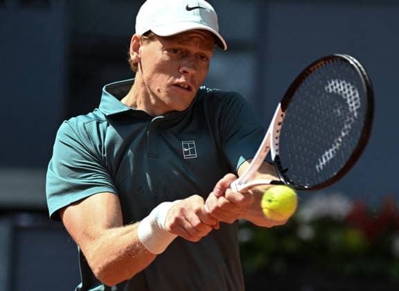 (260425) -- MADRID, April 25, 2026 -- Jannik Sinner of Italy hits a return during the men s singles round of 64 match between Jannik Sinner of Italy and Benjamin Bonzi of France in Madrid, Spain, on April 24, 2026. ) (SP)SPAIN-MADRID-TENNIS-MADRID OPEN-MEN S SINGLES ChengxMin 