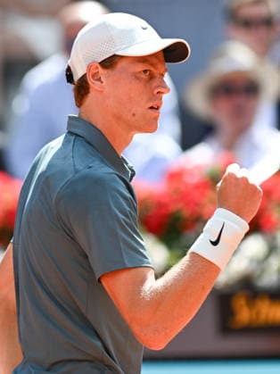 (260425) -- MADRID, April 25, 2026 -- Jannik Sinner of Italy celebrates a point during the men s singles round of 64 match between Jannik Sinner of Italy and Benjamin Bonzi of France in Madrid, Spain, on April 24, 2026. ) (SP)SPAIN-MADRID-TENNIS-MADRID OPEN-MEN S SINGLES ChengxMin 