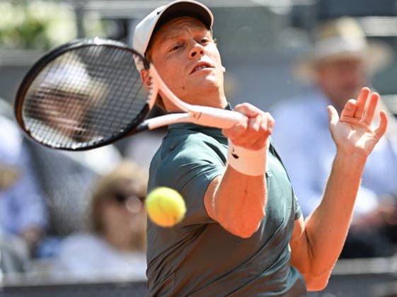 (260425) -- MADRID, April 25, 2026 -- Jannik Sinner of Italy hits a return during the men s singles round of 64 match between Jannik Sinner of Italy and Benjamin Bonzi of France in Madrid, Spain, on April 24, 2026. ) (SP)SPAIN-MADRID-TENNIS-MADRID OPEN-MEN S SINGLES ChengxMin 