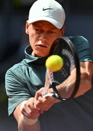 (260425) -- MADRID, April 25, 2026 -- Jannik Sinner of Italy hits a return during the men s singles round of 64 match between Jannik Sinner of Italy and Benjamin Bonzi of France in Madrid, Spain, on April 24, 2026. ) (SP)SPAIN-MADRID-TENNIS-MADRID OPEN-MEN S SINGLES ChengxMin 