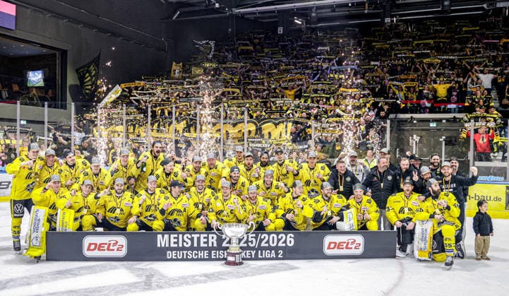 24.04.2026, xstex, Eishockey DEL2 Playoffs Finale Spiel 4, Kassel Huskies - Krefeld Pinguine v.l. Krefeld Pinguine DEL 2 Meister Meisterfoto Siegerfoto Aufsteiger Kassel *** 24 04 2026, xstex, ice hockey DEL2 playoffs final game 4, Kassel Huskies Krefeld Pinguine v l Krefeld Pinguine DEL 2 champion champion photo winner photo climber Kassel