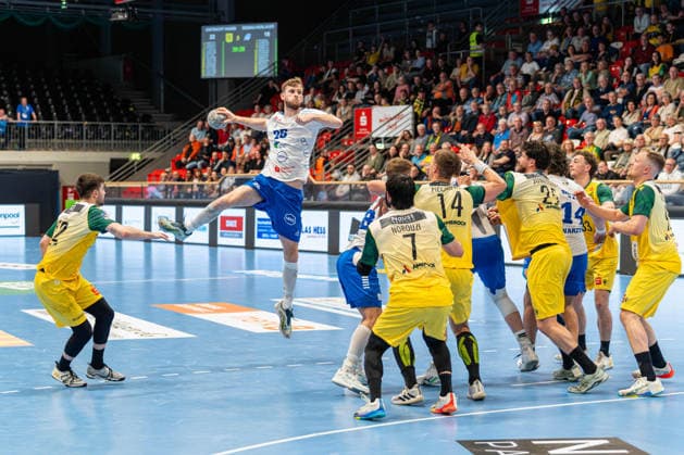 Hagen, Germany 24 April 2026 2 Handball Bundesliga 2025 2026 Sp 29 VfL Eintracht Hagen v Dessau Roßlauer HV In the picture Yannick Danneberg DRHV taking a jump shot against the wall from Pouya Norouzi VfL , Niclas Pieczkowski VfL , Philip Jungemann VfL , Pierre Busch VfL and Alexander Knak VfL Ischelandhalle Nordrhein Westfalen Copyright: xFotostandx xKruczynskix