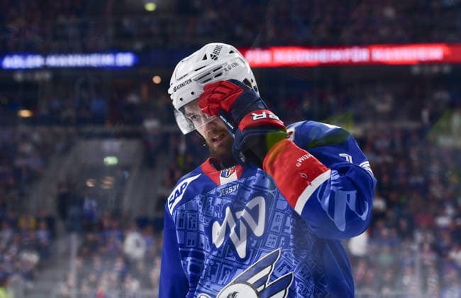24 04 2026, xblx, Eishockey Penny DEL Finale 2026, Adler Mannheim Eisbären Berlin v l William Worge Kreü Kreue Adler Mannheim , enttäuscht, enttaeuscht schauend, dissapointed, Enttäuschung, Enttaeuschung DFLB DFB REGULATIONS PROHIBIT ANY USE OF PHOTOGRAPHS as IMAGE SEQUENCES and or QUASI VIDEO Mannheim