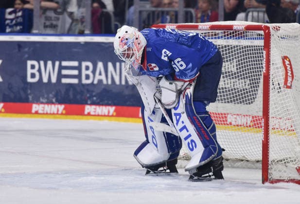 24 04 2026, xblx, Eishockey Penny DEL Finale 2026, Adler Mannheim Eisbären Berlin v l Maximilian Franzreb Adler Mannheim enttäuscht, enttaeuscht schauend, dissapointed, Enttäuschung, Enttaeuschung DFLB DFB REGULATIONS PROHIBIT ANY USE OF PHOTOGRAPHS as IMAGE SEQUENCES and or QUASI VIDEO Mannheim