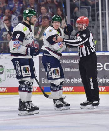 24 04 2026, xblx, Eishockey Penny DEL Final 2026, Adler Mannheim Eisbären Berlin v l Kai Wissmann Eisbären Berlin , Jonas Müller Mueller Eisbären Berlin , Linesman DFL DFB REGULATIONS PROHIBIT ANY USE OF PHOTOGRAPHS as IMAGE SEQUENCES and or QUASI VIDEO Mannheim