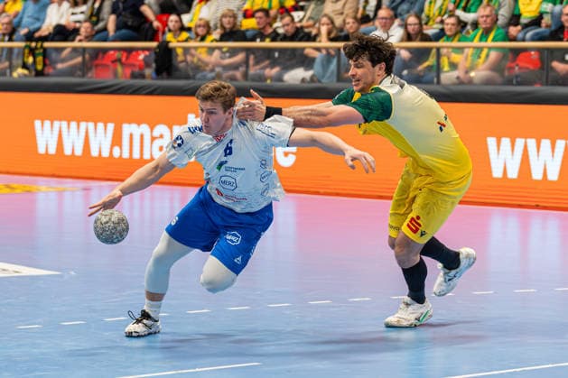 Hagen, Germany 24 April 2026 2 Handball Bundesliga 2025 2026 Sp 29 VfL Eintracht Hagen v Dessau Roßlauer HV Pictured from left in a duel Fritz Leon Haake DRHV and Tilman Pröhl Proehl VfL Ischelandhalle Nordrhein Westfalen Copyright: xFotostandx xKruczynskix